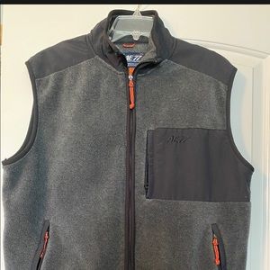 Gray/black AE77 Performance men’s vest. Zipper pocket, chest and back pocket